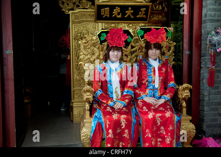 Mädchen in einem goldenen Thron sitzen haben Foto traditionelle chinesische Kleidung zu tragen. Beihai-Park, kaiserliche Garten, Beijing Stockfoto
