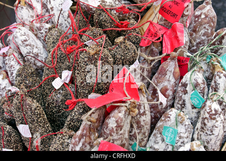 Lebensmittel auf temporäre Anzeige während der Marylebone Fayre in London 2012, hier ist ein Cluster von Roquefort getrocknete Würste. Stockfoto
