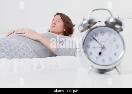 Schwangere Frau auf Bett schlafen Stockfoto