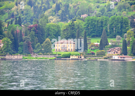 Menaggio gegenüber Bellagio, Grand am See Villen mit herrlichen Gärten, Spielplatz für die reichen & Famouus, beliebtes Ausflugsziel Stockfoto