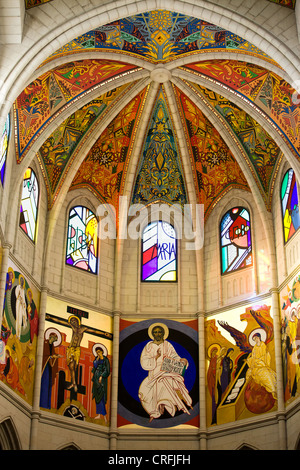 Almudena-Kathedrale in Madrid, Spanien, kunstvolle Innenarchitektur mit Gemälden an Kuppel Decke, Wänden und Fenstern. Stockfoto