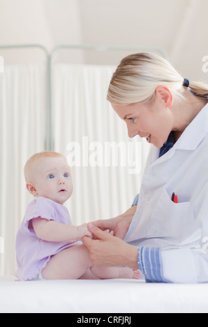 Arzt untersuchen Baby im Büro Stockfoto