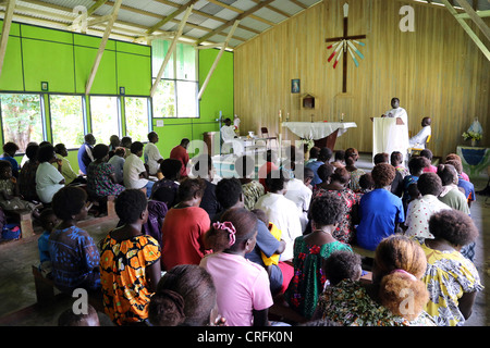 Papua Neu Guinea, Insel Bougainville. Sonntagsmesse servive in einer katholischen Kirche. Stockfoto