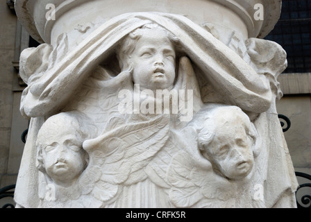 Steinschnitzereien von Putten auf der Außenseite des St Alfege Church, Greenwich, London, UK Stockfoto