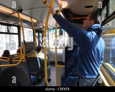 Straphanger fährt die Buslinie #74 Stadt in London, England, 14. Mai 2012, © Katharine Andriotis Stockfoto