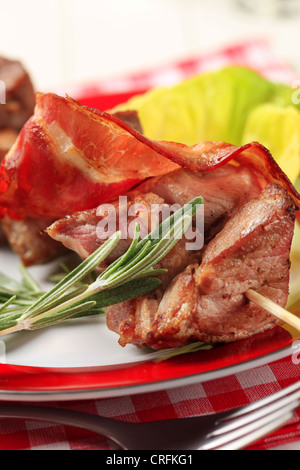 Schwein Schaschlik und Scheibe Speck Stockfoto