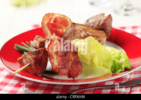 Schwein Schaschlik und Scheibe Speck Stockfoto