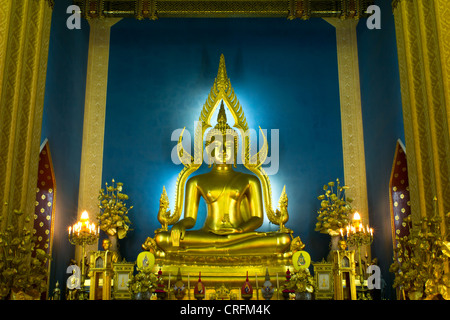 Buddha in der Kirche am Wat Benchamabophit Stockfoto