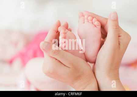 Mütter Hände Schröpfen Babys Füße Stockfoto