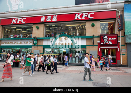 KFC, Kentucky Fried Chicken schnell Essen Filiale im shopping District der Wangfujing in Peking, China. Stockfoto