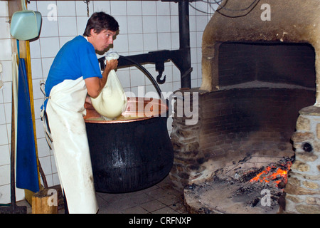 Traditionelle Käseherstellung: Dekantieren von Quark, Zermatt, Taeschalp, Wallis, Schweiz Stockfoto