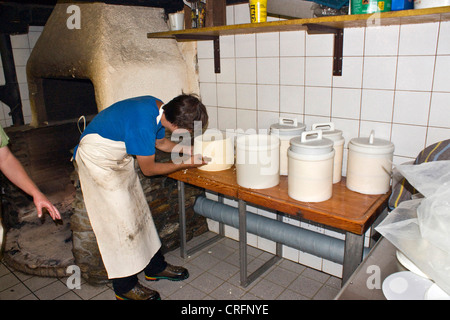 Traditionelle Käseherstellung: Frischkäse Räder, Zermatt, Taeschalp, Wallis, Schweiz Stockfoto