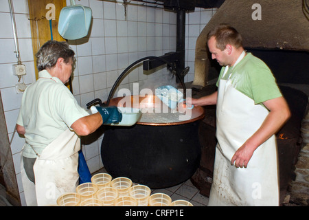 Traditionelle Käseherstellung: Ausfüllen von Formen mit einem speziellen Käse Molke hergestellt, genannt Ziegerkaese oder Ricotta, Schweiz, Wallis, Taeschalp, Zermatt Stockfoto