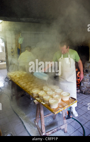 Traditionelle Käseherstellung: Ausfüllen von Formen mit einem speziellen Käse Molke hergestellt, genannt Ziegerkaese oder Ricotta, Schweiz, Wallis, Taeschalp, Zermatt Stockfoto