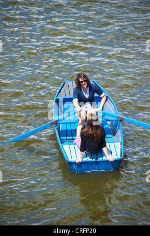 Zwei Mädchen im Boot. Paddler auf der Moldau, Prag Tschechische Republik Stockfoto