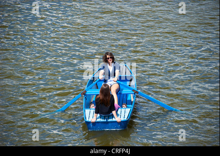 Zwei Mädchen im Boot. Paddler auf der Moldau, Prag Tschechische Republik Stockfoto