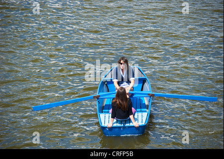 Zwei Mädchen im Boot. Paddler auf der Moldau, Prag Tschechische Republik Stockfoto