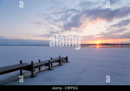 Pier ragt ins zugefrorenen See Stockfoto