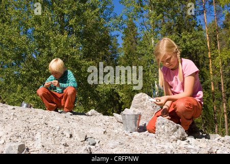 zwei Kinder auf der Suche nach Mineralien auf meinen Dump, Deutschland Stockfoto