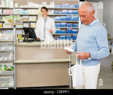 Mann, die Abholung Rezept in Apotheke Stockfoto