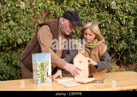 Nest Kastenbauweise, Opa und Enkel Montage aus Holz Nistkasten, Deutschland Stockfoto