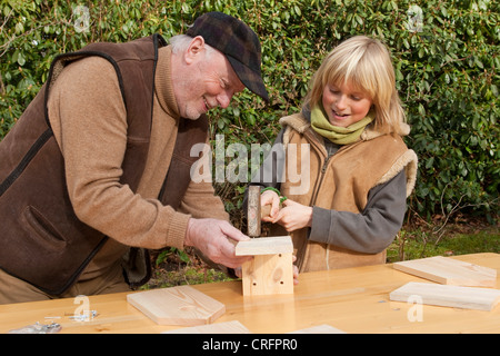 Nest Kastenbauweise, Opa und Enkel Montage aus Holz Nistkasten, Deutschland Stockfoto