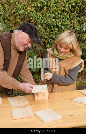 Nest Kastenbauweise, Opa und Enkel Montage aus Holz Nistkasten, Deutschland Stockfoto