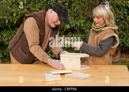 Nest Kastenbauweise, Opa und Enkel Montage aus Holz Nistkasten, Deutschland Stockfoto