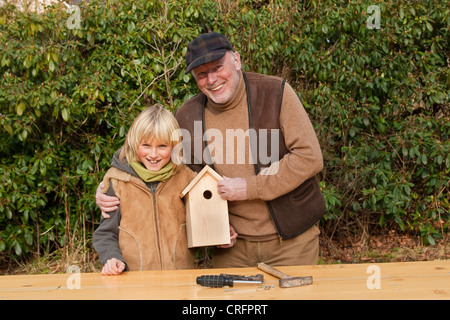 Nest Kastenbauweise, Opa und Enkel Montage aus Holz Nistkasten, Deutschland Stockfoto