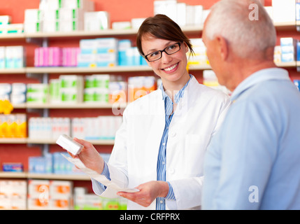 Apotheker im Gespräch mit Patienten im store Stockfoto