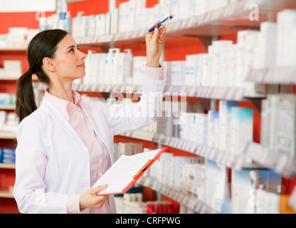 Apotheker Surfen Medizin in Regalen Stockfoto