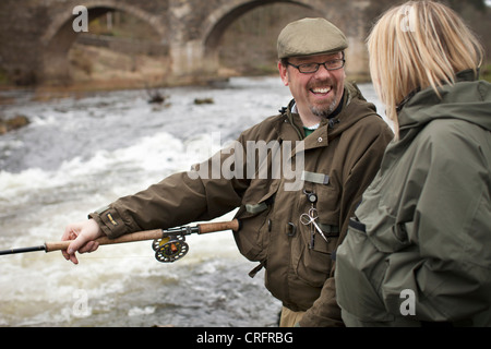 Paar Lachsfischen im Fluss Stockfoto