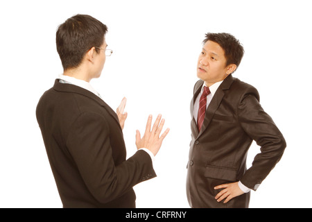 Zwei Männer in Business-Kleidung, die ein Argument (isoliert auf weiss) Stockfoto