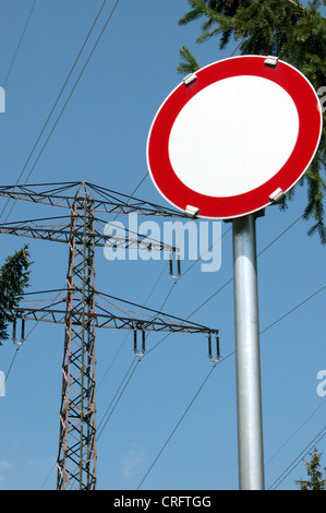 Stromleitungen mit dem Verbot Schild fahren Stockfoto