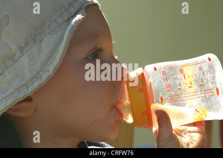 Kind mit der Flasche Stockfoto