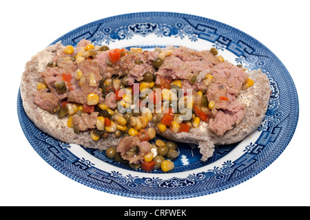 Thunfischsalat auf Vollkorn Breadcake auf einem blau-weißen Teller Stockfoto