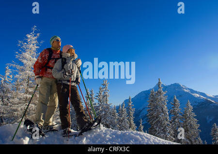 paar auf einer Schneeschuhwanderung in La Rosiere Ski resort, Nord Alpen, Frankreich, Alpen Stockfoto