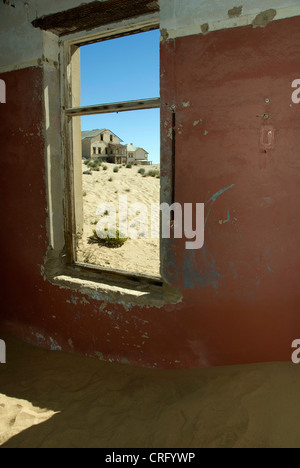 Sand in einem Haus der verlassenen Diamant Stadt Kolmanskop Namibia Lüderitz Stockfoto