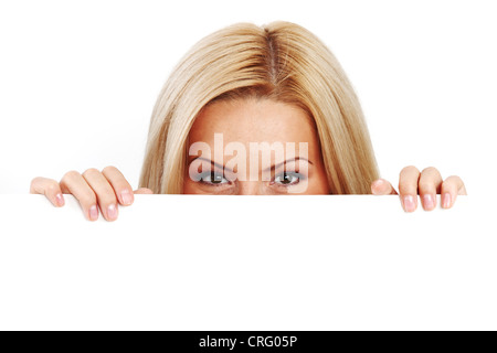 Geschäftsfrau, versteckt hinter einem weißen Blatt Papier Stockfoto