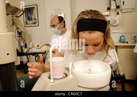 Mädchen beim Zahnarzt den Mund ausspülen Stockfoto