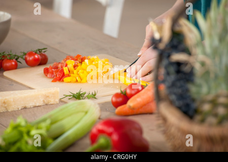 Nahaufnahme von Frau hacken Paprika Stockfoto