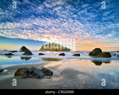 Strand und Wolken. Harris Beach State Park, Oregon Stockfoto