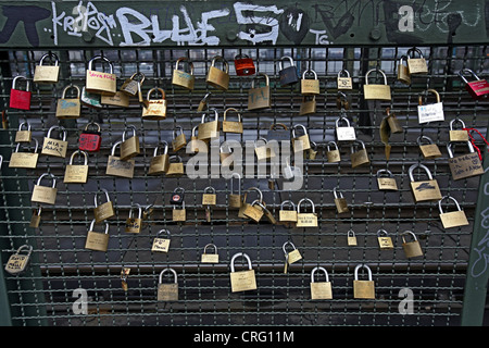 Vorhängeschlösser als Symbol der Liebe am Hohenzollernbruecke, Deutschland, Nordrhein-Westfalen, Köln Stockfoto