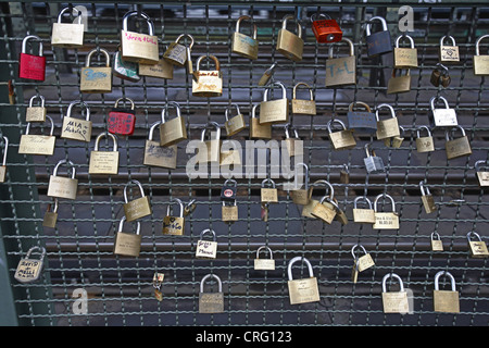 Vorhängeschlösser als Symbol der Liebe am Hohenzollernbruecke, Deutschland, Nordrhein-Westfalen, Köln Stockfoto