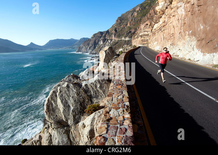 Eine Frau, die entlang Chapmans Peak Drive in der Nähe von Cape Town, Südafrika. Stockfoto