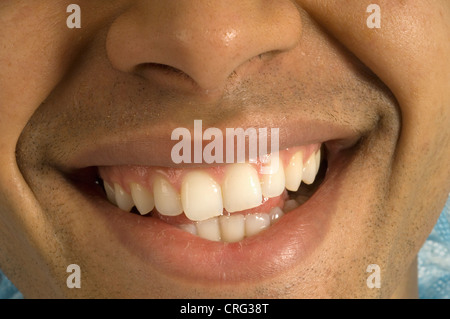 Nahaufnahme des Mundes eines jungen Mannes lächelnd Stockfoto