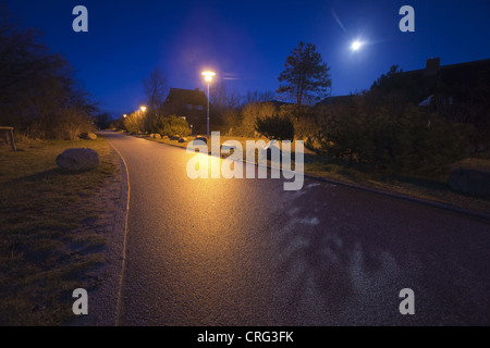 beleuchtete Straße in der Nacht, Wustrow, Ostsee, Mecklenburg-Vorpommern, Deutschland Stockfoto