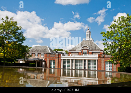 Die Serpentine Gallery und Pavillon 2012 von Herzog & de Meuron und Ai Weiwei. Reflexion der Galerie in das Zeltdach. Stockfoto