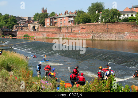 Rudersport River Dee Wehr Chester Cheshire England UK Stockfoto