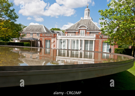 Die Serpentine Gallery und Pavillon 2012 von Herzog & de Meuron und Ai Weiwei. Reflexion der Galerie in das Zeltdach. Stockfoto